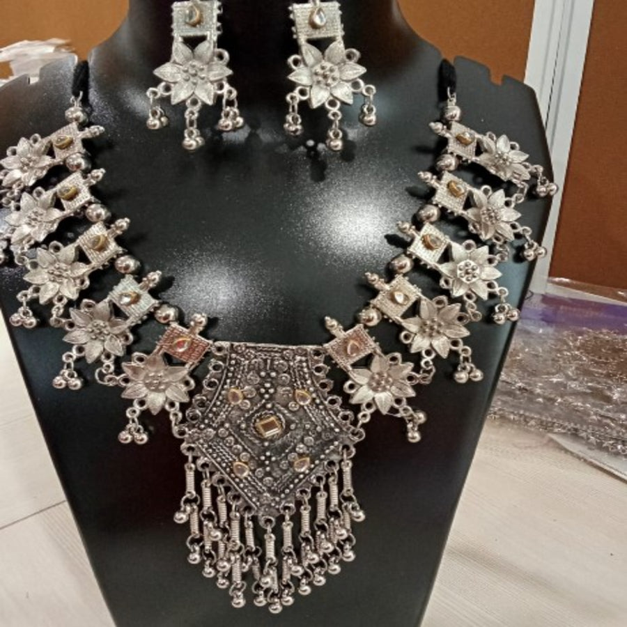 NL000012 - Traditional Stone flower Necklace