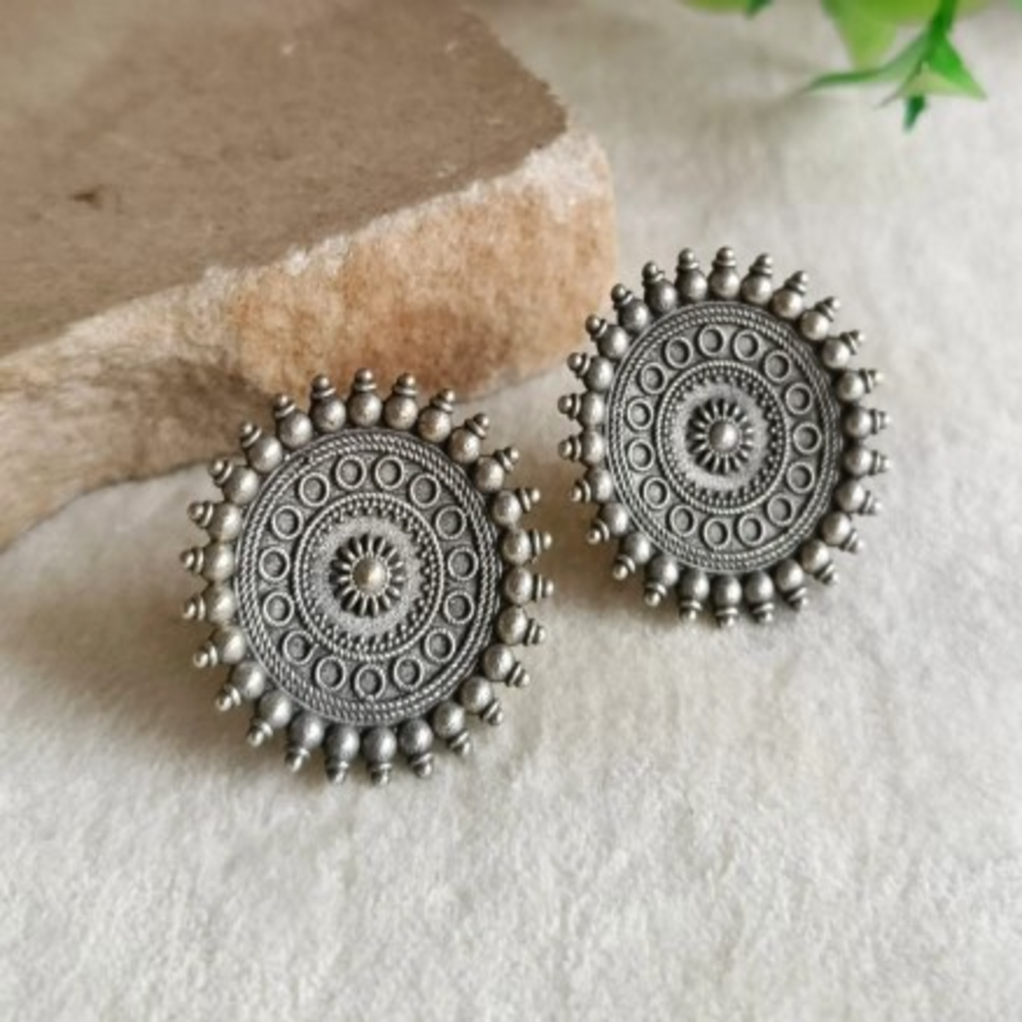 ER000041 - Elegant Oxidized Silver Floral Stud Earrings